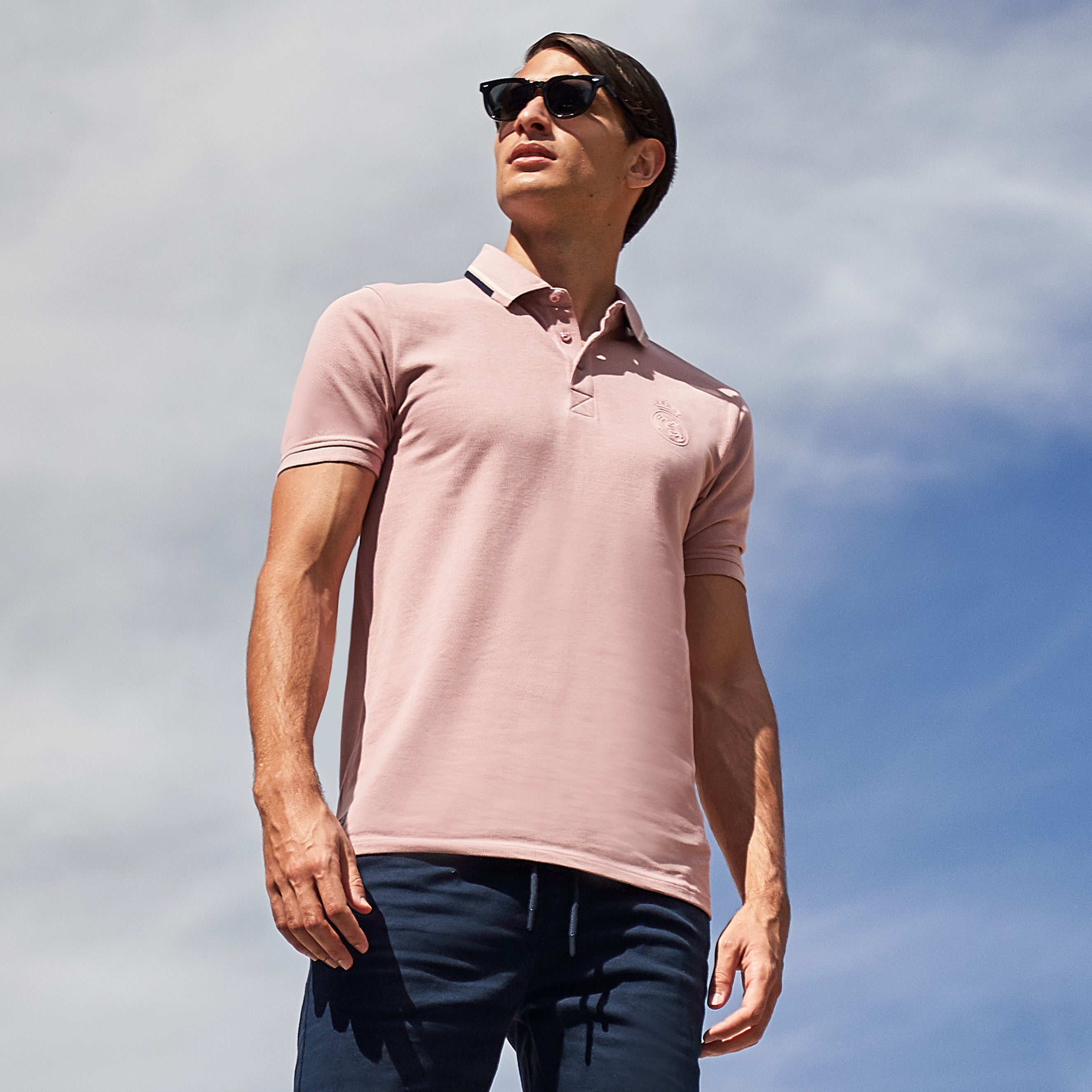Polo Sakura Hombre Detalle Cuello Contraste Rosa