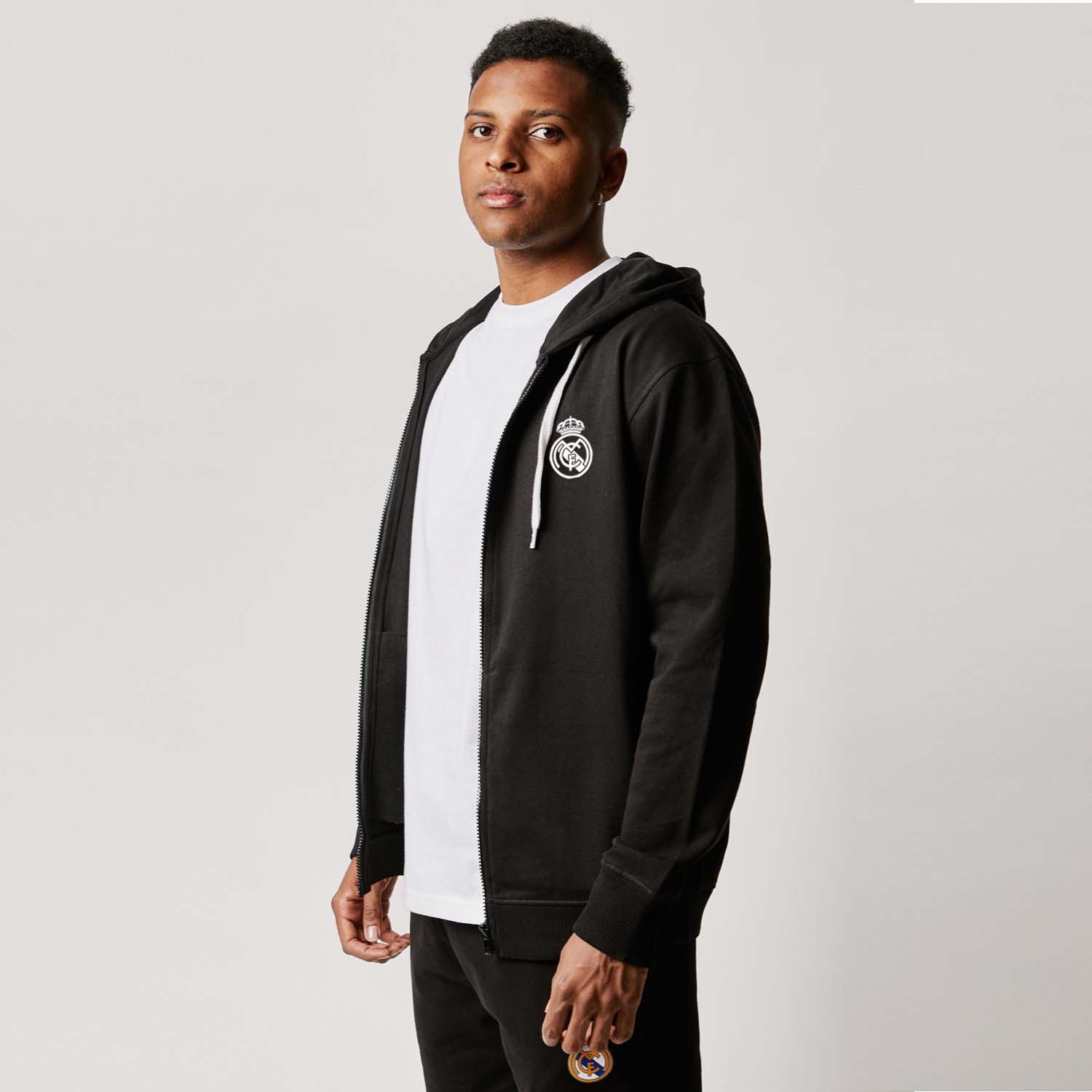 Chaqueta Capucha Negra Hombre Escudo Monocolor Essentials